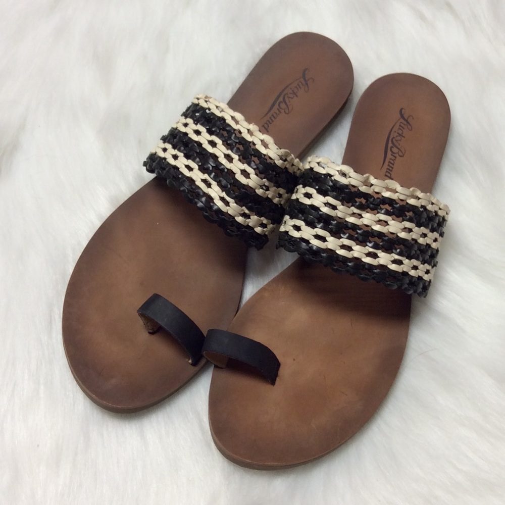 LUCKY BRAND WOVEN LEATHER TOE LOOP SANDALS